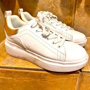 White sneaker non branded